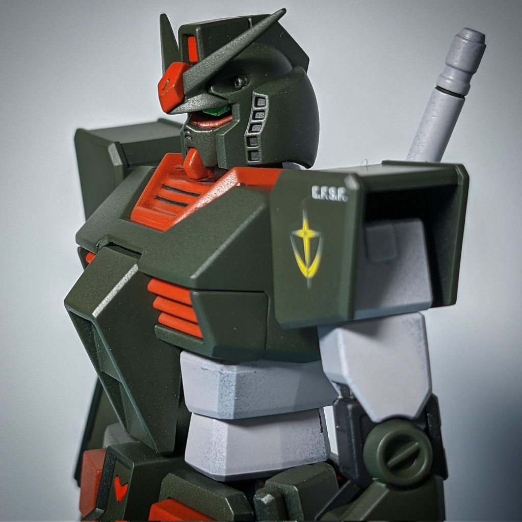 アップで見ると「粗さ」が目立つ・・・一部塗膜が厚くて、組み立て中にハゲました(笑)