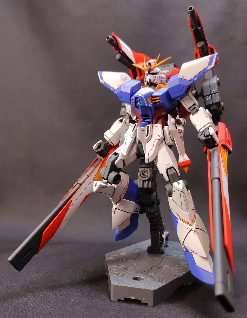 ソードモード塗装中に持ち手粉砕しちゃったのでHGの手首を急遽塗って使用しました設定画をトレースしたアームの長さではグリップを持てない事は無かったのですがかなりキツかったのでソードモード用の若干長いアームを用意してポーズ用に差しかえにしてます