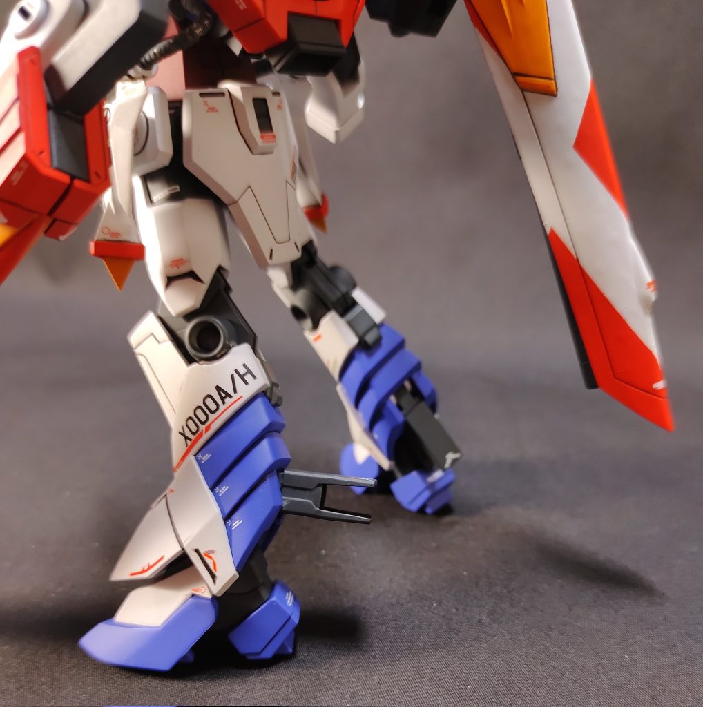 脹脛のスラスターも3Dプリントパーツに変えて可動するようになってます元キットのパーツは唐竹割りされてて合わせ目消しが超面倒だったので作りました膝は長さが足りない気がして延長&角度変更ビームライフルのセンサーも抜けていない部分があったので、ついでに作り直してます