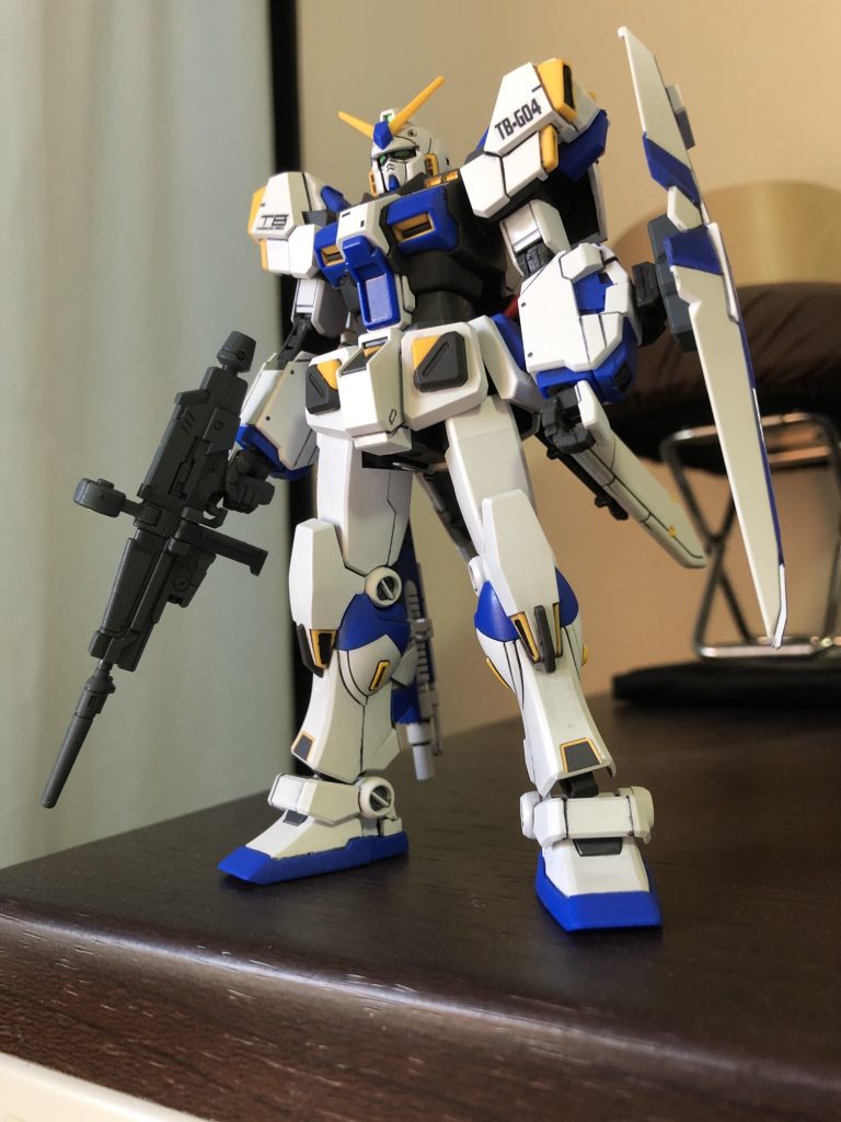ガンダム4号機。今回はとにかく素のまま組んで、かつカラーチャートに沿って、成形色やシールで補えてない部分を塗装する、というテーマで製作しました。なんかスタイルがいまいちですが・・・足が短いのか、肩アーマーがデカいのか? 顔もあまり凛々しくないな、と正直文句タラタラでした(笑)