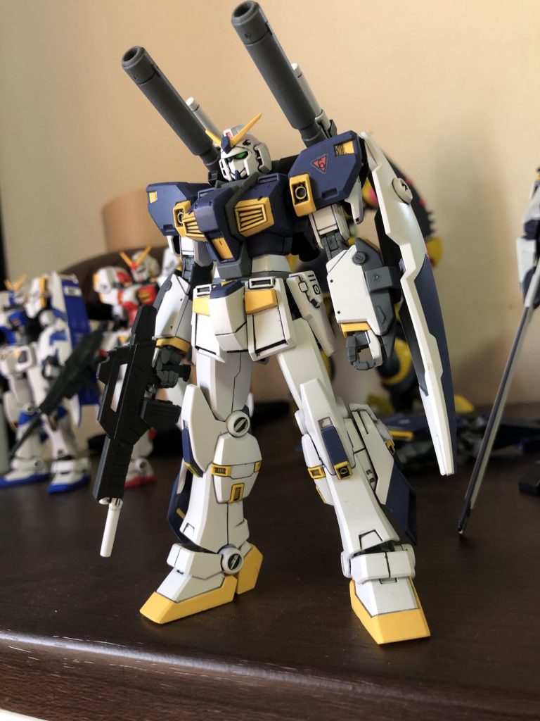 まずは「ガンダム6号機」。「マドロック」という愛称がついています。マドロックかぁ･･･昔ロッテオリオンズにいた外国人選手を思い出しますが(笑)一応2年前に作っていたものをまた引っ張り出してお手入れしてやりました。スミ入れとか日焼けや経年劣化で消えてしまってました。