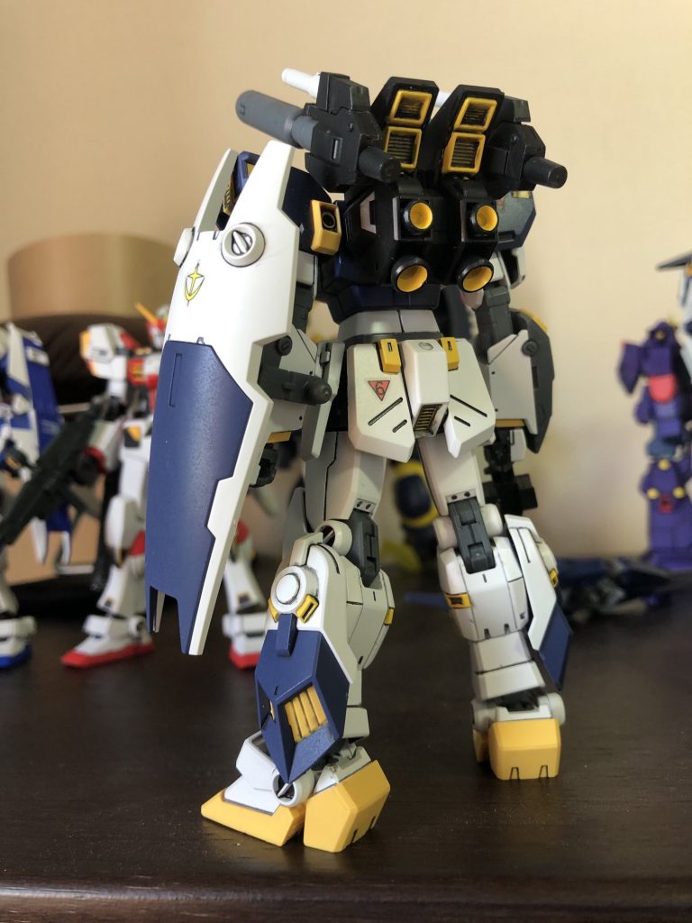 リアスタイル。このキットはさすがに比較的新しいガンプラなので色分けとかはなかなかです。しかしどうしても各部のアクセントのイエローを塗装してやる必要がありました。まあ面積も小さいのでそれほど苦ではないですが。プロポーションも悪くはないです。少し太ってたほうが「いかにもキャノン付き」という感じですが、まあ個人の好みでして。