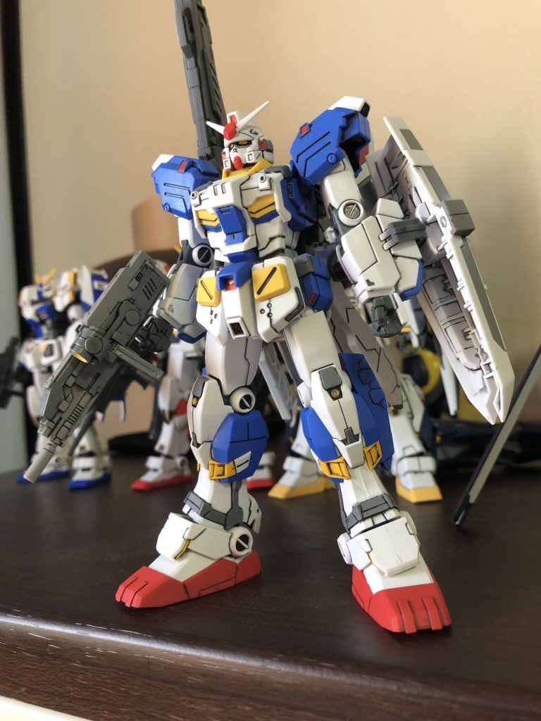 そして「フルアーマーガンダム7号機」。ネーミングが一瞬混乱しますが(笑)　FAガンダムの7号機、ではなくてガンダム7号機のフルアーマー、のようです。キットは2009年発売と、やや古くなっちゃいましたが、割と最近のフォーマットに沿ったキット構成です。ただ、もともと色指定がかなり複雑で各部にアクセントカラーが分散してまして色分けが追い付いてなくてシールを多用しております。パーツの合いもちとひまひとつ、かな、と。