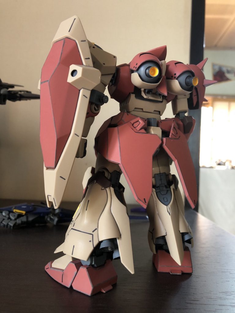 バックショット。かなり大柄なキットで、まるでマスターグレードでも作っている感覚でした(笑) パーツ自体は大きいですが、あまり部品数は多くないので比較的サクサク組めます。成形色による色分けも完璧ですが、ただこれも例によってアクセントカラーのイエローなどが塗装が必要です。が、なぜか顔や肩のパイプ基部のイエロー「だけは」シールで補ってます(笑)あとビームライフルばグレー一色なので各部塗分けが必要です。シールドの裏のパネルのグレーも足りません。