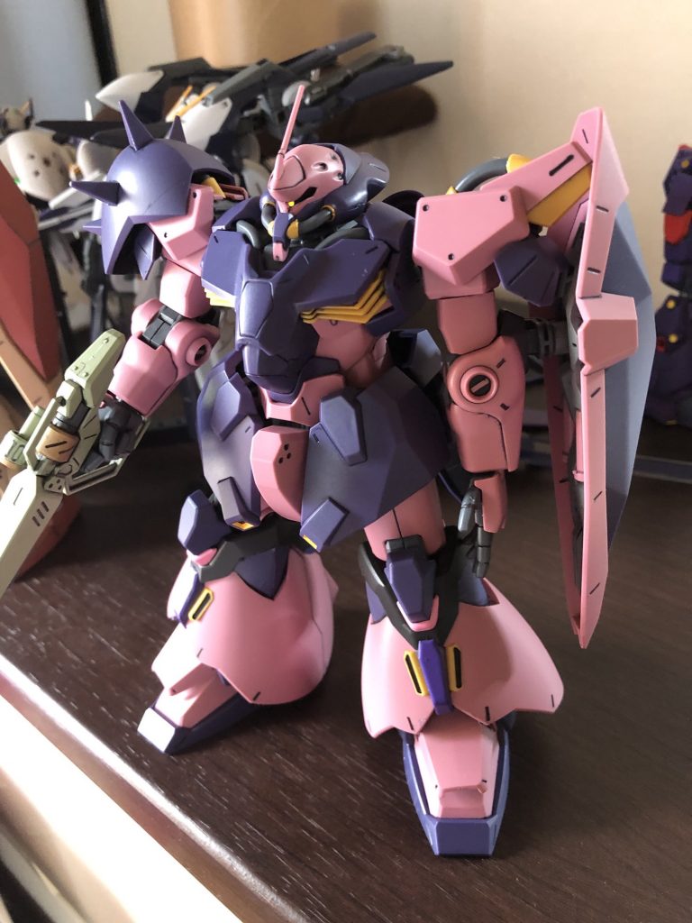 こっちは02型。指揮官型機。ノーマルの01型との差異はカラーリングと頭部アンテナ、脚のフレアスカートです。フレアスカートはマーマルにポン付けするではなく、形自体が違います。成形色もノーマルのブラウン系から一転毒々しいパープル系に(笑) フレアの形状からドム系の機体にも見えますね。