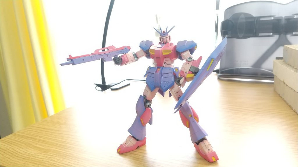 2回目の塗装。ちょっと濃すぎた。薄く、軽快な配色を目指していたので、これもボツ。青紫の部分の塗装を落とし、また塗装しなおしました。3度目の正直ということで、ピンク基調の配色へと落ち着きました。