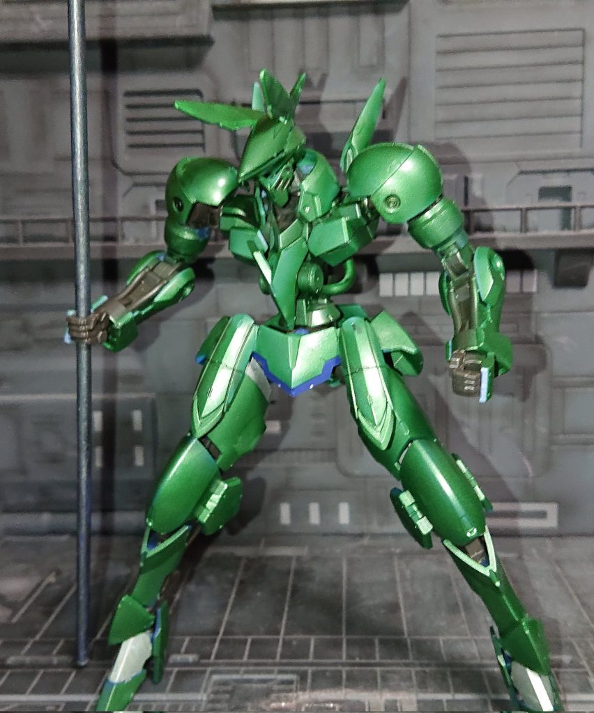 メタルグリーンをメインカラーにシルバーを少しとメタルブラック