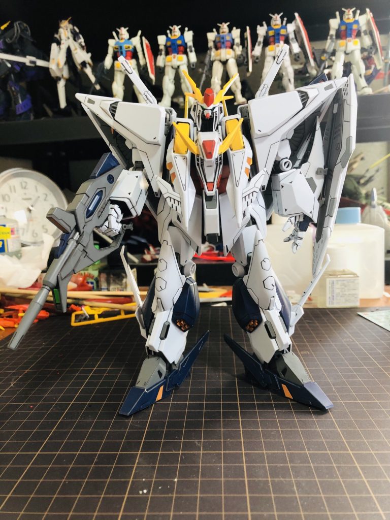 フロントビュー。キットは一部シールは使用しているものの、成形色による色分けはなかなか優秀です。フロントから見て足りない色はせいぜいシールドの縁のライトグレーぐらいですかね。全身のモールドも、以前のペーネロペーのときよりも彫りもやや深くしっかりしているような感じ。スミ入れをしっかりやってやればグッと引き締まりました。あと、チラッと見えるパーツの内側はほぼ黒塗装で裏打ちしています。