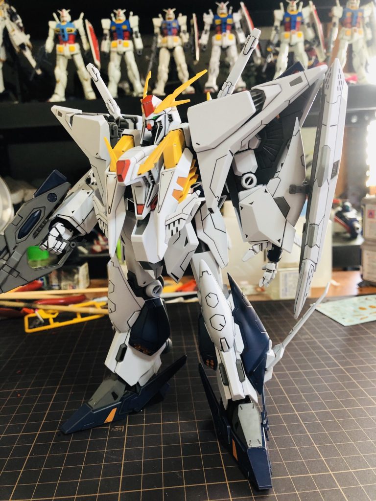 設定資料風ポーズ。ご存じの通りかなりの大型キットです。大型のキットゆえにあまり極端なポーズは取れませんが立ち姿だけでもなかなか様になるキットです。V字アンテナ、というよりも「トナカイのツノ」みたいです（笑）胸のブロックもガンダム系の顔に見えます。顔が二つ付いているようにも見えて･･･