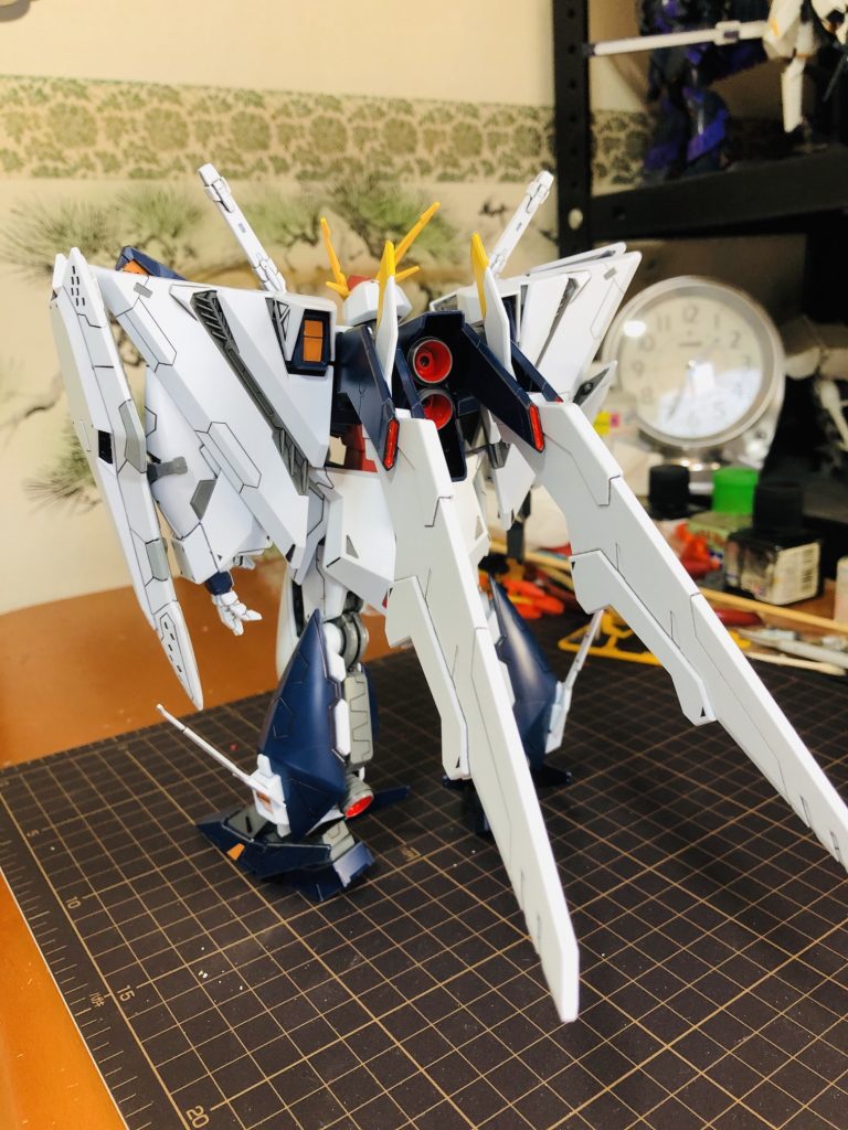 バックショット。こっち側からは結構塗装が必要かな。バックパックのバーニア2発の中、足首後ろのバーニア、長いスタビライザーの根元の小さなスラスターの各内部を赤塗装が必要です。