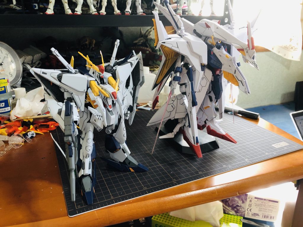 ペーネロペーと一緒に。いつものHGUCは差し色のイエローが何かと塗装が必要でしたが、今回はイエローの部分はほぼ成形色あるいはシール対応でしたので比較的楽でした。トップコートは一応ツヤ消しを吹いていますが、あまりノーブルな感じが出ませんでした。もしかしたら、ピカピカの光沢仕上げの方が良かったかな?と。このΞガンダム、カラーリング的にいろいろなバージョンがあるらしいので、色バリを作りたい･･･と言ってもなかなかキットが手に入らない＆高価なので少し考え中です。 でわ、また。