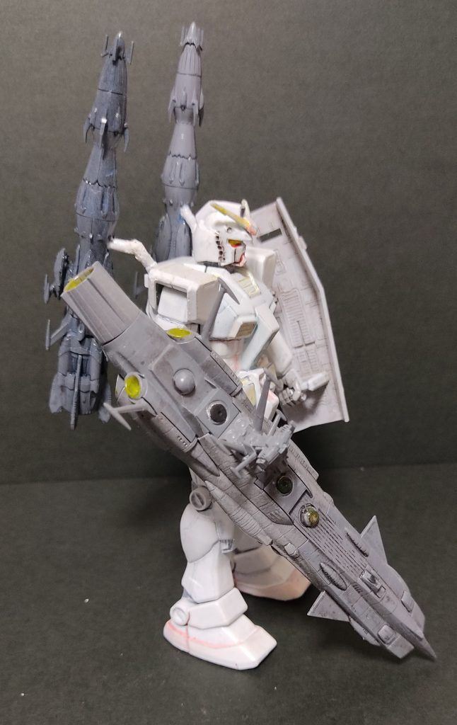 当初ガンダムは白一色で仕上げるつもりでした。が、味気なかったので各色をウォッシングしました。