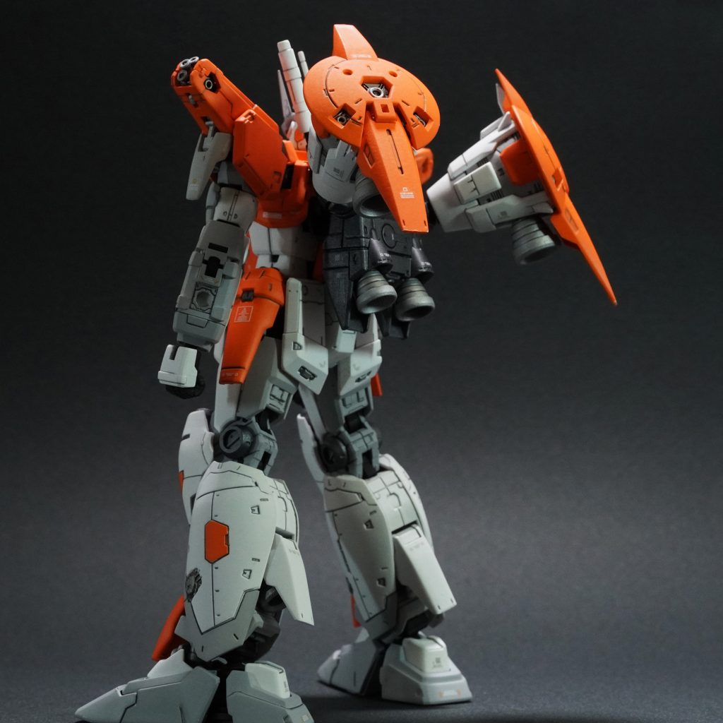 白はアクリジョン　ベースホワイトを使用しています。他の色は缶スプレー・TS-17 アルミシルバー ・TS-38 ガンメタル ・TS-98 ピュアーオレンジ ・ファインサーフェイサー ライトグレイ・Mr.サーフェイサー 1200 グレー ・ Mr.フィニッシンングサーフェイサー 1500 ブラック筆塗り部分には水性ホビーカラー　AQUEOUS　シルバーを使用しています。スミ入れはシャーペン・スミ入れダークグレー・ブラックです。色々な塗料を試しました。（試作機だからということではないのですが）