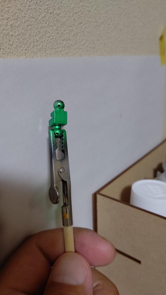 塗料レシピ白:Exシルバー下地⇒Exホワイト⇒ダークグレーでスミダークグレー:ブルーFS15044⇒ライトグレーでスミゴールド:Exブラック⇒スターブライトゴールドグリーン:Exシルバー⇒ガイア蛍光グリーン⇒(光沢)黒:Exブラックシルバー:X-32チタンシルバー⇒ブラックでスミフレーム:黒鉄色⇒(光沢)