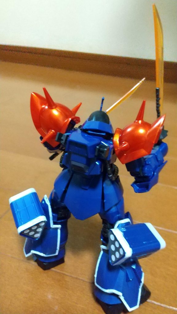 仮組み中に胸部と腹部の接地が合わずポロリしてしまった為、瞬間接着剤で強制固定しました。