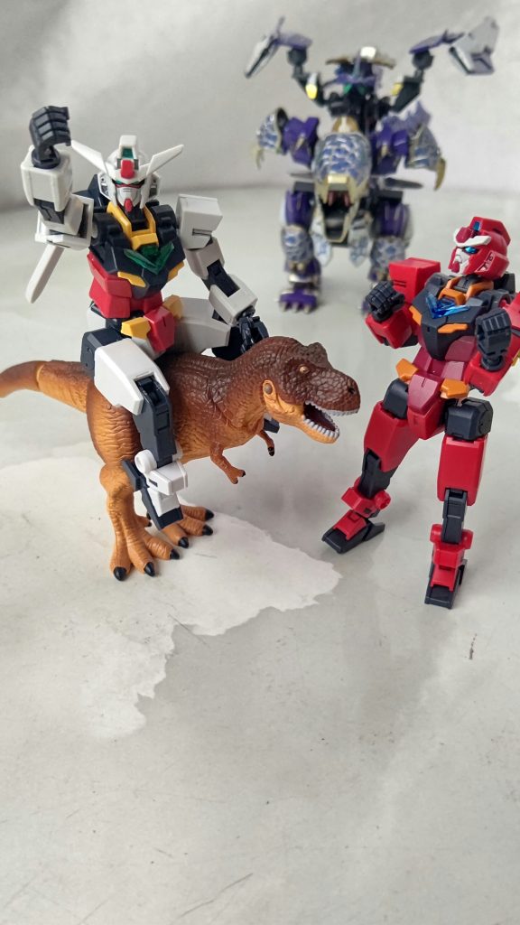 始めはもっと大きい恐竜フィギュア用意して『恐竜にまたがるコアガンダム』程度の緩い計画でした。が、いい感じなハドロサウルのフィギュアが無い!?というのと、ガンダムと恐竜て実際は、例えるなら大人と小型~中型犬くらいのサイズ差あるんですよね……と言うことでセルフボツ。