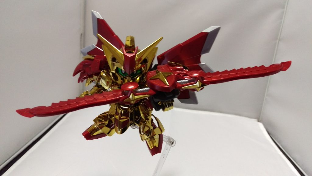 このように鞘と盾を合体させて弓のようにもなります。これもかっこいい昔ナイトとサタンが合体した後の彼をみて胸をときめかせたものです。あのアニメは何度もみてました。