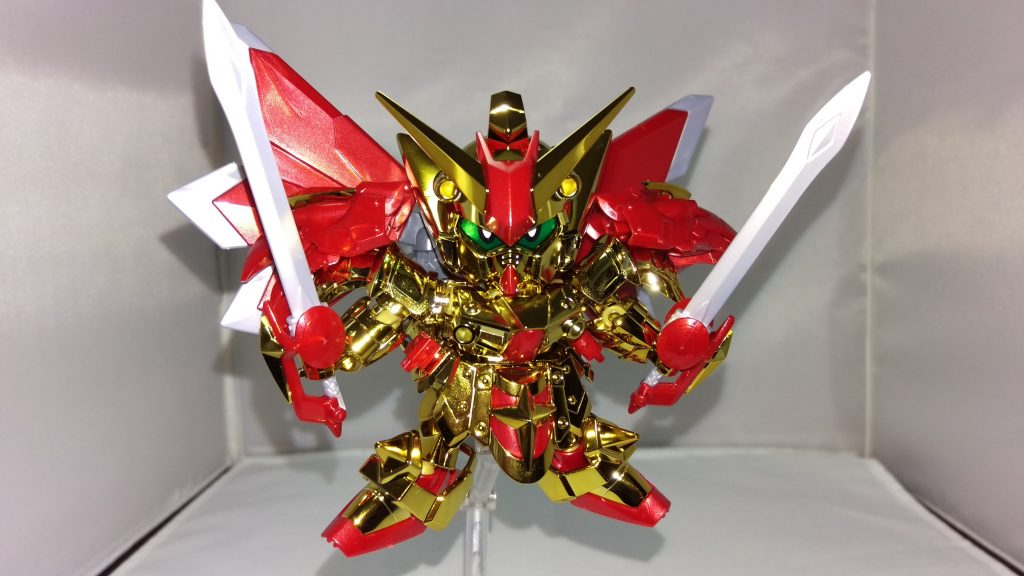 両手に剣かっこいいです。金ぴかの機体に間違いはありません。