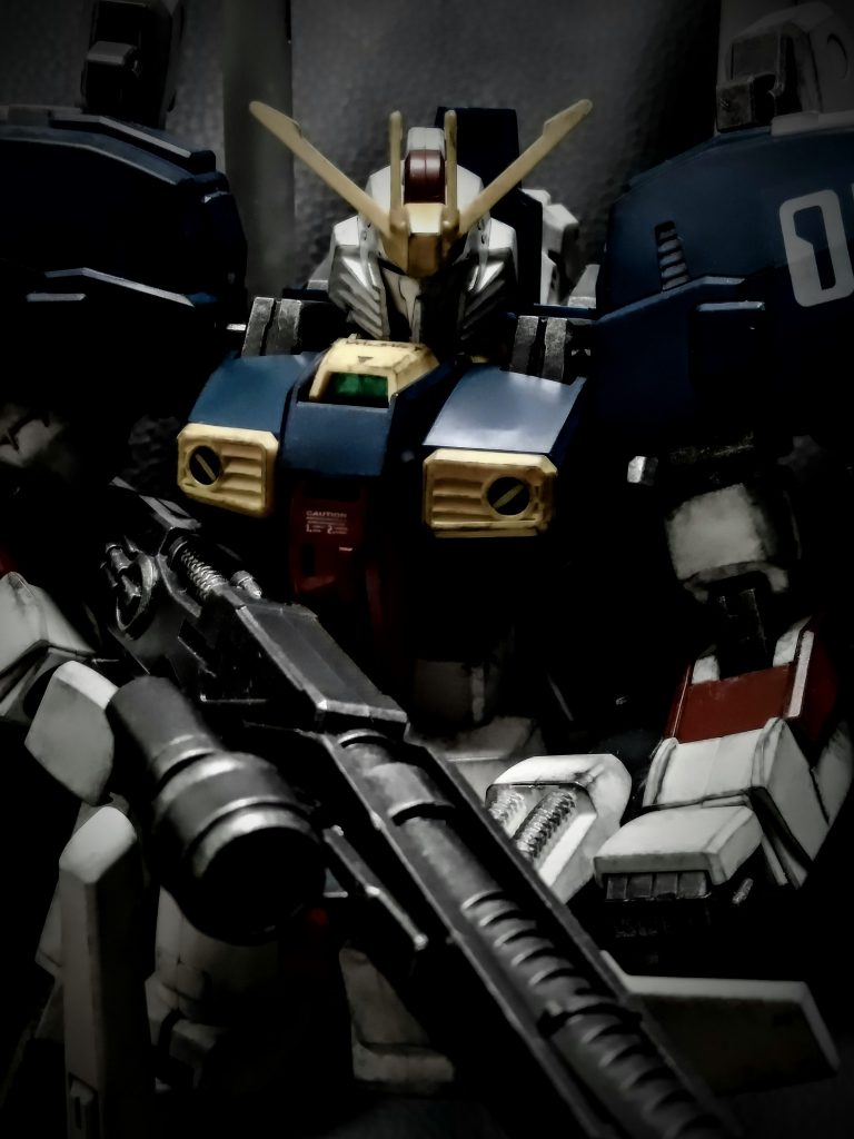 静かに出撃を待つSガンダム。秘めたる思いを瞳に宿し、未来を変える力が動き出す。真正面からのワンショット。照明をわざと抑え、「静寂」を撮影しました。