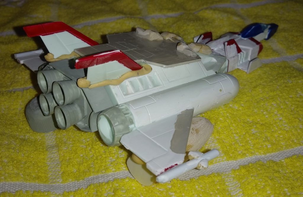 作りかけの後ろ。　追加バーニアは、まだ接着してませんが…　　塗装。ＧＭ本体は、すみれ色+白。胸▪スリッパの緑は、メタリックグリーン。ゴーグルは、ライトグリーン。コアブースターは、グレーだけだったり、白を加えたり。ファイターは、塗装途中で、積んでいたので、そのまま。大変でしたが、楽しかった