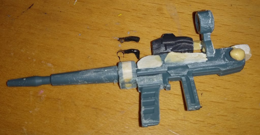 武器。パテのオンパレード。黒い部分が、Ｖダッシュのライフル。