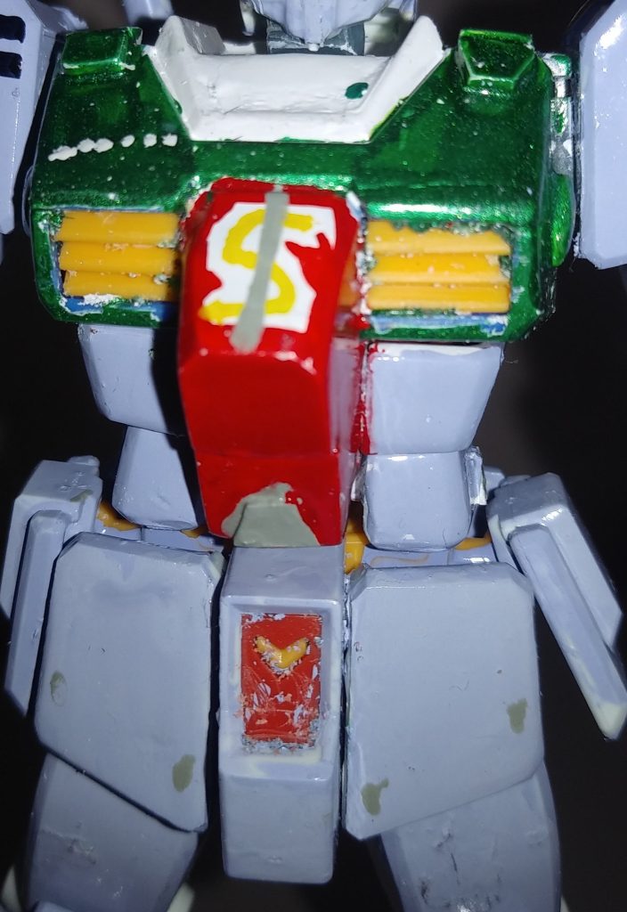 胸部。コクピット部分には、プラ板。あとは、なんちゃってスジ彫り。腰は、前後の黄色なパーツを外し、プラ板+パテで埋めました。左右と、正面のＶ字な箇所は、そのまま。