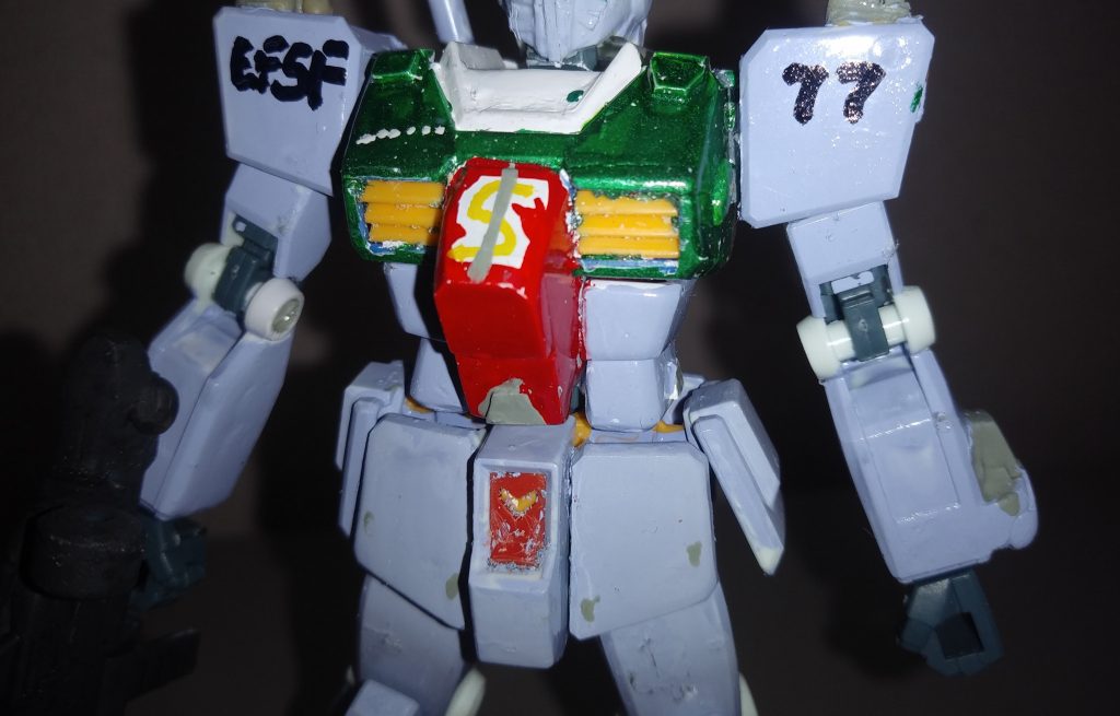 腕。肩のフックは、「子はかすがい」のことわざ通り、仕事場にあった本気なかすがい。で、かすがいの前後には、パテ。右腕には、レッドウォーリアのパーツと、エポキシパテ少々。左は、肩と、シールドの穴を埋めたくらい。