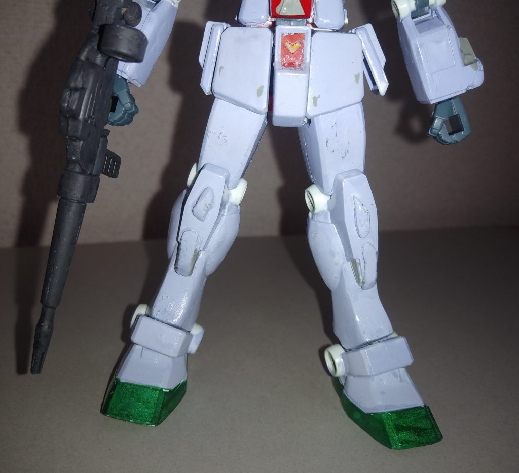 足。太ももと、スリッパ、膝は、そのまま。すね？は、ＧＭ/ＧＭのを使用。合うように削り、あとは、パテを盛り、整形。