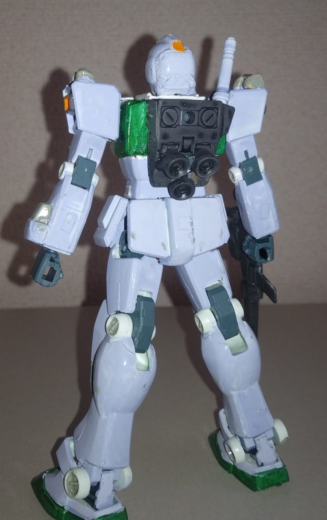 後ろ。ランドセルは、ＨＧ　ＧＭのバーニア周辺を切り離し、接着。バーニア3つ目は、先のドラゴンズ×ガンダムにて、バーニアを別パーツ化したので、そのバーニアを。あとは、プラ板貼ったり、パテしたり。
