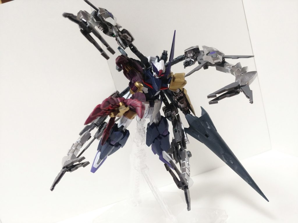 多機能バインダー ×4主にバインダーとして運用の他、クローアーム、疑似太陽炉搭載バトルシールド、ビームピストル、エグナーウィップが装備されている。疑似太陽炉四基によって更に高出力になり、トランザムシステムを発動可能。脛部ビームキャノン ×2脛部に収納された中距離用ビームキャノン。主に距離をつめる敵を迎撃、距離をおく敵を追撃するために使用