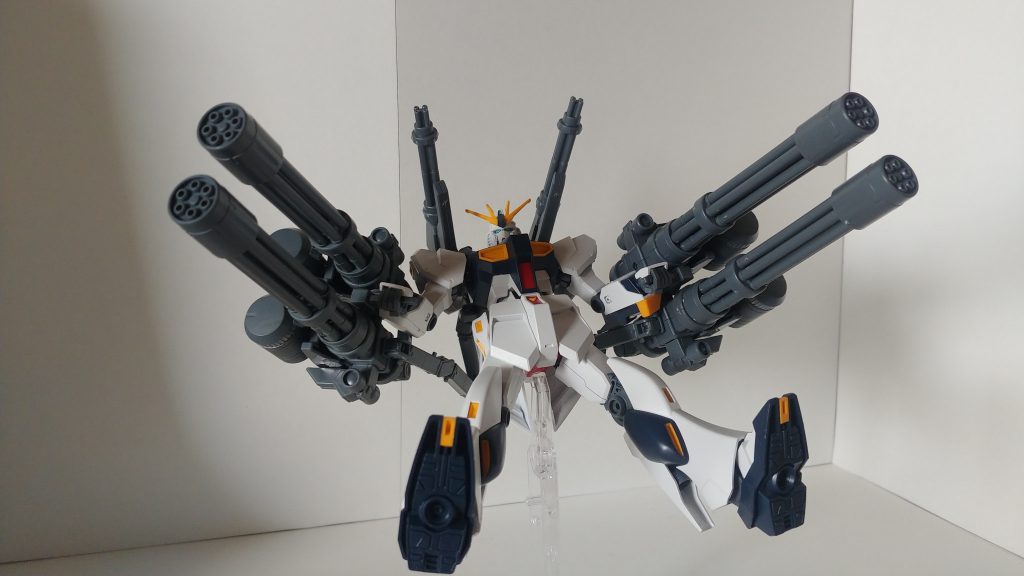 とてもデカイですがしっかりと手に持つことができますさながらヘビーアームズ