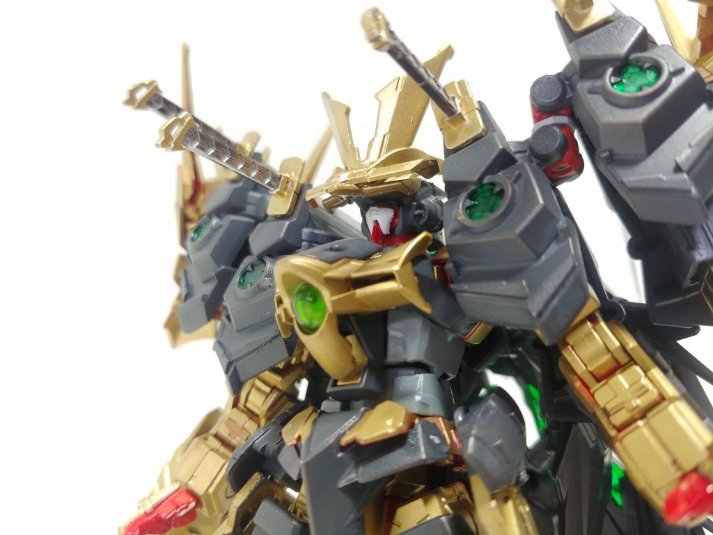 マスクオフ状態両手と口辺りが赤いままなのは「戦国アストレイが更に鎧を纏った」という設定です。(後付け)目元暗すぎる