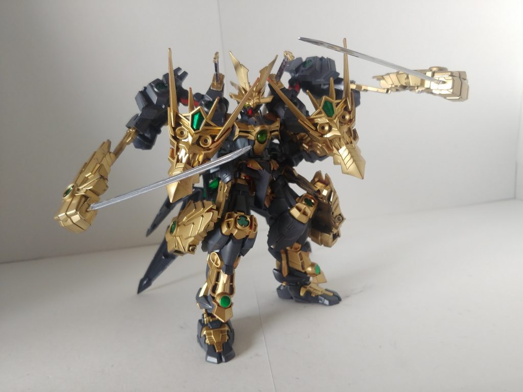 鬼の盾×2通常は両肩に装着されている鬼の顔を模した盾。本機の腕にこれを、鎧の腕にサムライソードを持つことでまさしく『完璧』な型となる。なんかパペットマペットみたいおまけ↓ 前の作品と対の機体みたいになったので並べてみました