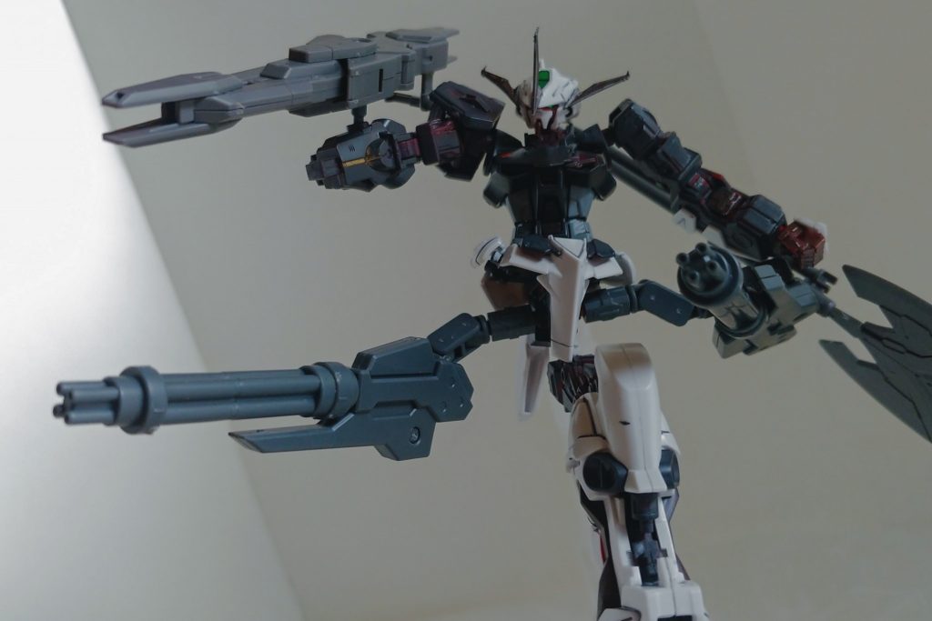 ビームキャノン(クローアーム) ガトリングガン×2 頭部バルカン×2発見時に右腕は半壊、右手マニピュレーターは破損しており、代わりにビームキャノン兼クローアームを装着。脚があるはずの箇所には可動式ガトリングガンを装備している。
