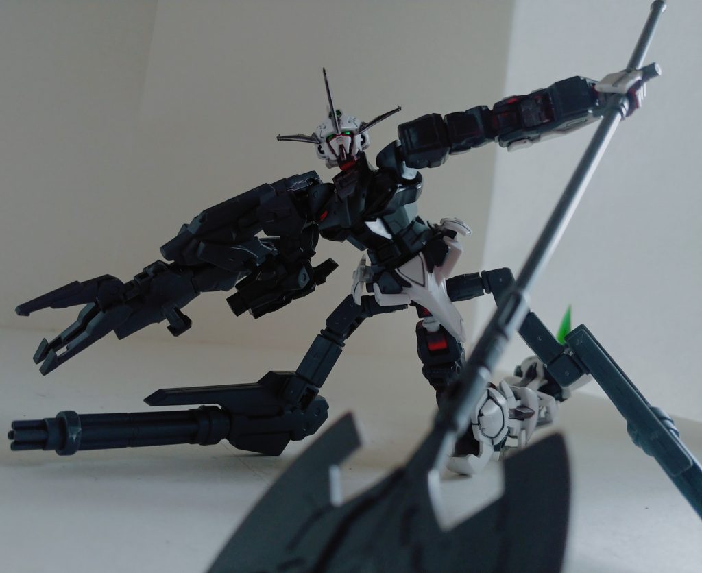 ギガンティックトマホーク普段は左腕裏に折り畳んでマウントしていて、展開すれば巨大な両刃斧と化す。敵に這い寄り、それを振り下ろす様はもはや『化け物』である。