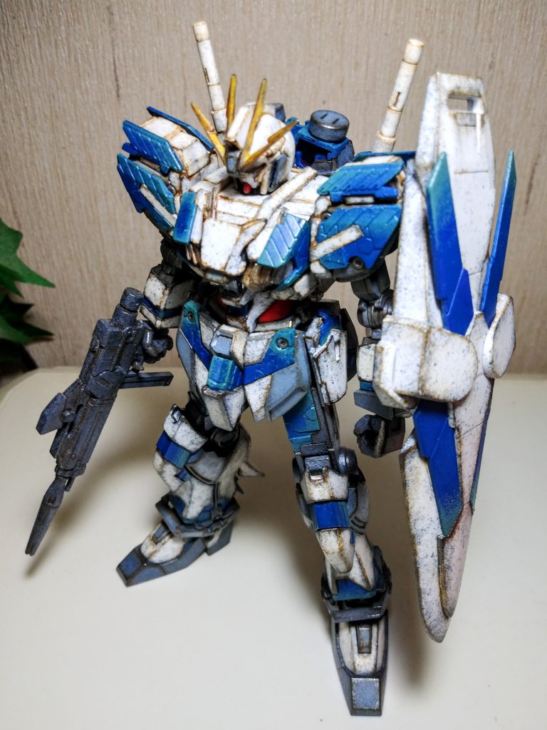 斜め上からのワンショット。サイコフレームは所々ドライブラシで色の変化を表現。