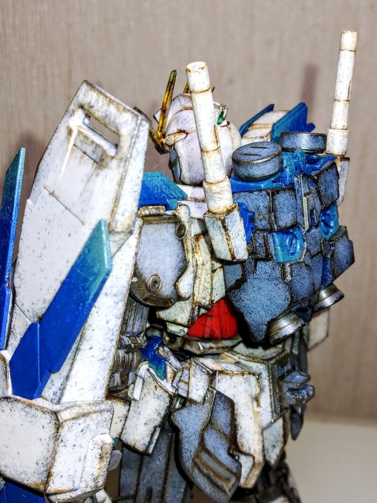 斜め後ろからの撮影。バーニアは鈍く光る程度に汚し、周囲は質感の違う金属をイメージしてドライブラシしました。朽ちたナラティブ、とりあえずやってみようで作り始めましたが、なんとか形になったような気がします。