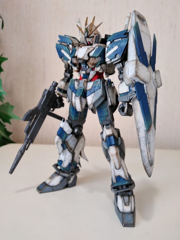 照明を消して自然光での撮影。曇る前の少しの時間だけ明るかったので、急いで撮りました。これが目に見える状態に一番近い感じです。フラットブルーが主張し過ぎず、落ち着いたナラティブにしてくれました。