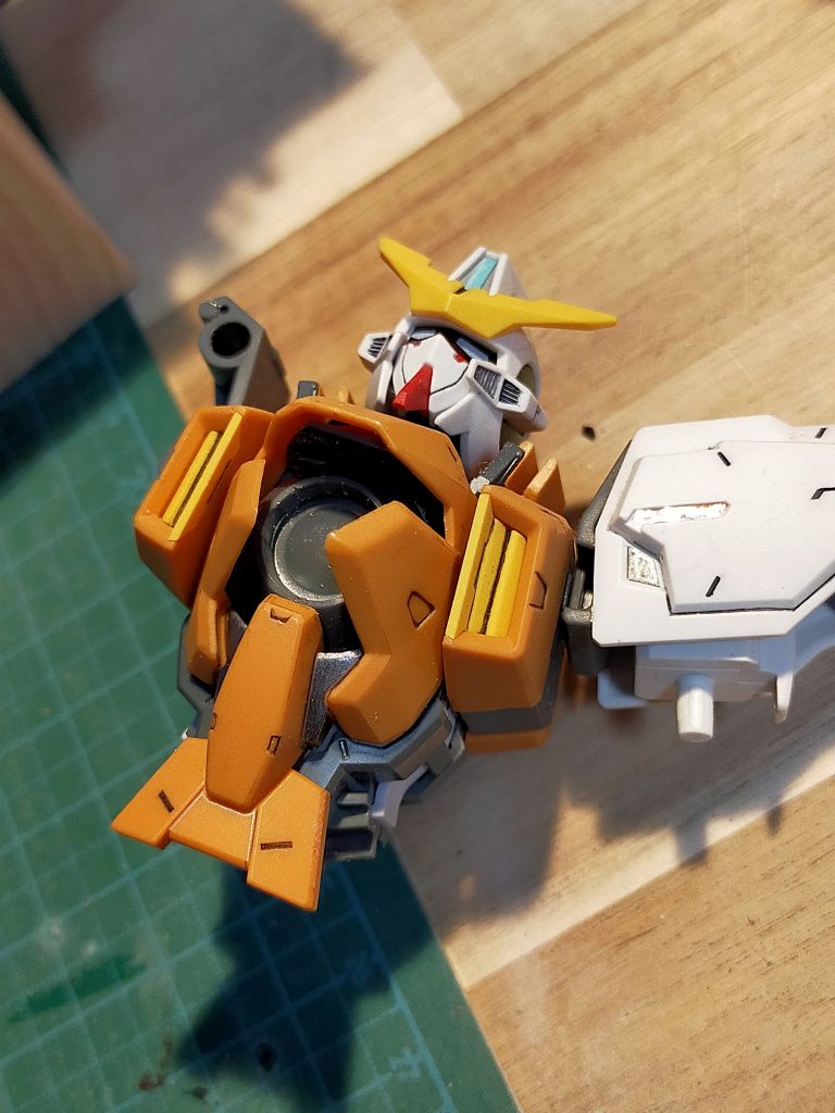 素で組んだ状態だと、気になる部分はあったので以下を改修。・胸部装甲が１パーツなので分割しました。・胸部のGNコンデンサをアニメと比べ小さく感じたので別にパーツを設け大型化。レジンでレンズ表現しています。・首元がスカスカなのでプラバンにて囲いました。・襟のクラビカルアンテナが小さすぎるので新造。ダメージ部はハンダでやってます。配線とかは適当にそれっぽくです。最後まで閲覧ありがとうございました!