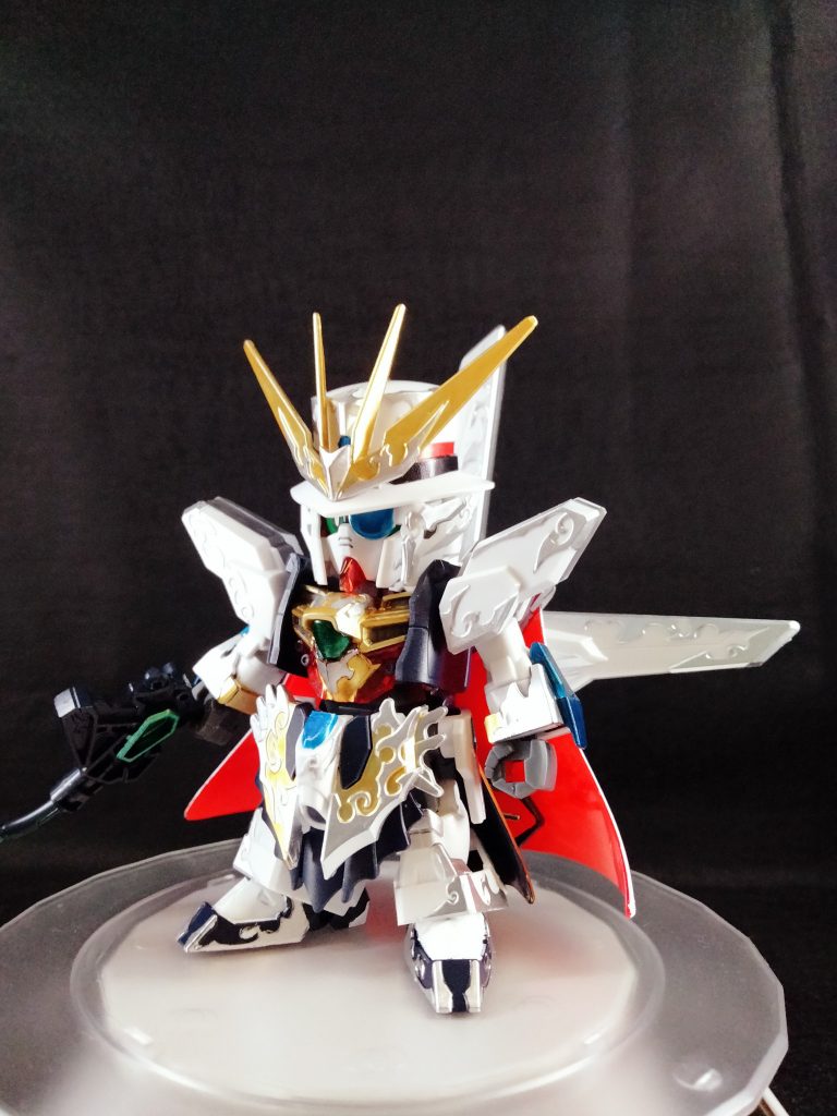 前面。手に入った色で塗ったので多少自己解釈が入ってます。使った色はイエローゴールドシャインシルバーニューホワイトグレーコスモメタリックブルールミナスメタリックグリーンです。ハットの赤とダークブルーは割り切って付属のシールです。