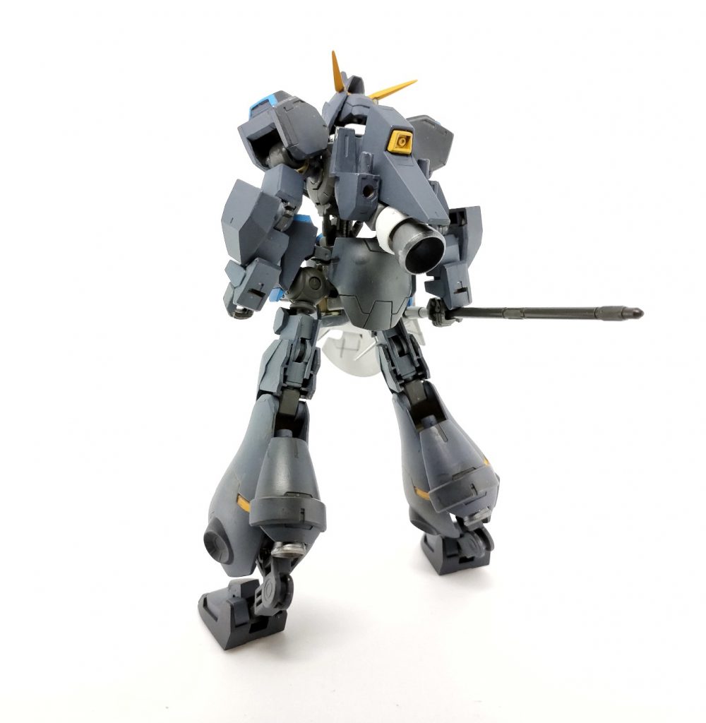 ガンダムグシオンブレイクは、グシオンが宇宙海賊ブルワーズの手に渡るまでにも、たくさんの海賊組織の下を転々としながら姿形を変えてきたことから、その間の姿をイメージしてビルダーが製作した機体です。エイハブリアクターなどのメインパーツは揃っていたものの、多くのパーツや装甲は未だ他の海賊たちの手の中にあり、欠落していた箇所も多くあったため、他のモビルスーツのパーツなどを流用して補っています。例えば頭部のメインカメラは、グレイズのメインセンサーを代用しています。