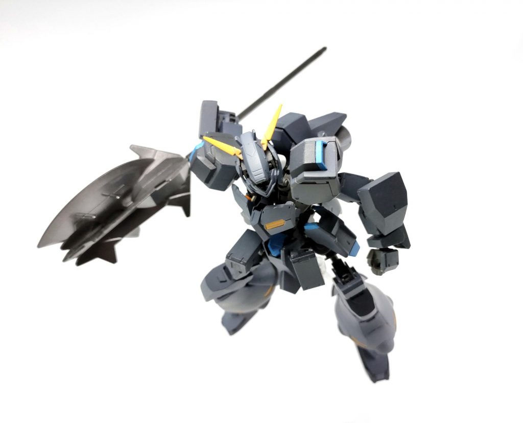 主武装は、大型メイスにハルバードの刃を合体させた鈍器「ハルバードメイス」です。単純に重量が増したことで破壊力も増加し、ハルバード部分による切断能力も獲得しました。その重量故に、振り回すことで生まれる慣性力を機体制御に利用するという、強引な運用設計になっています。