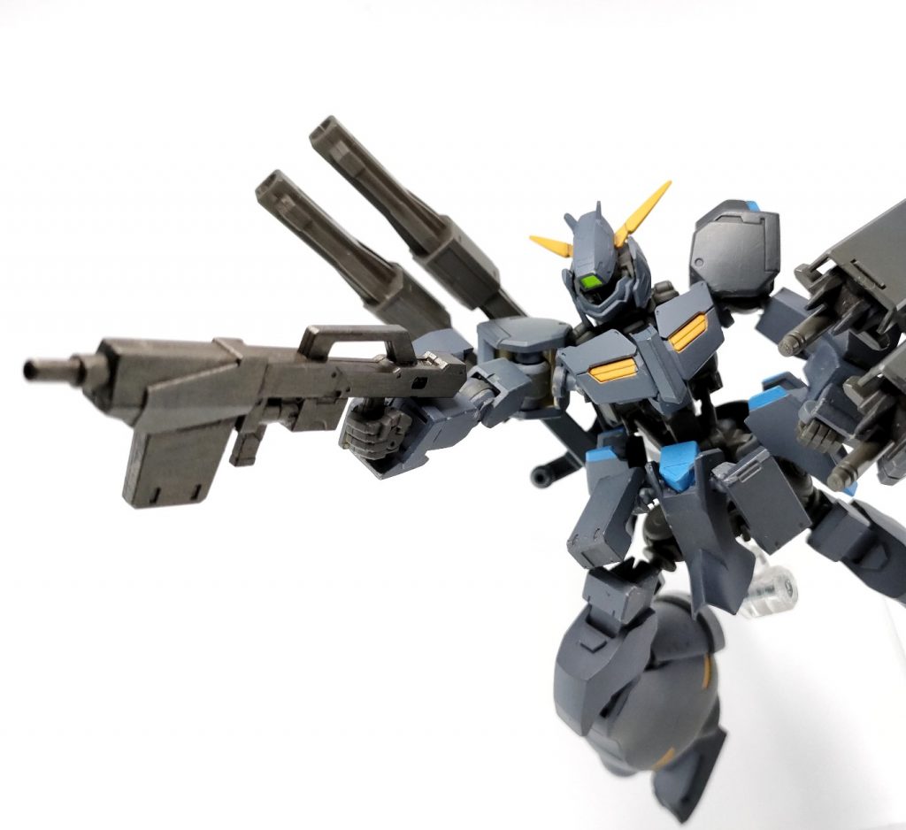 右腕に中距離をカバーするためのサブマシンガン、