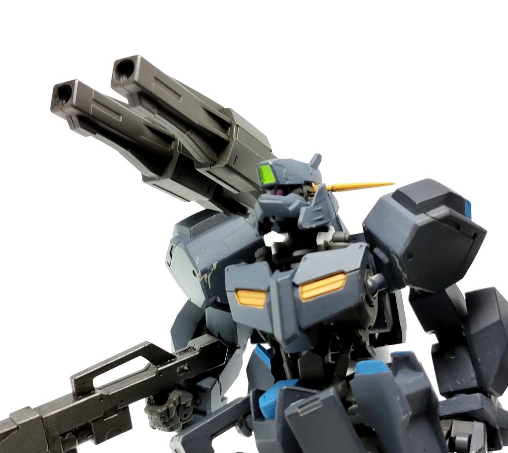 右肩に砲撃用のショートバレルキャノン、