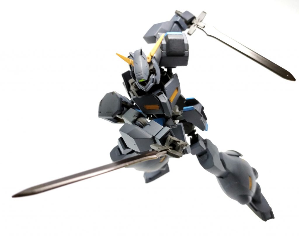 左腕にサーベルラックも兼ねたシールドを装備しています。