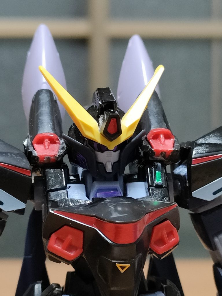 頭部はフェイクvガンダムの頭部にブリッツのツインアンテナを接着して黒く塗装してそれらしく。両肩スラスターも合わせて整えるのが大変だった。