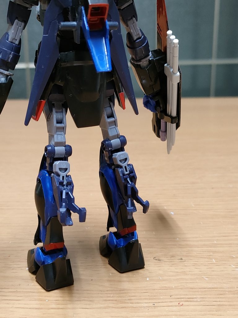 脹脛の部分。可動部ではなく、脚部の接続コネクタを取り付けてやったらアルスコアの脚部は露出したまま。