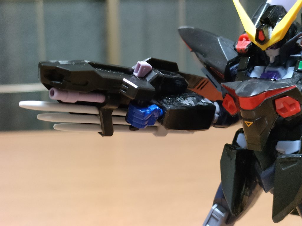 トリケロスは右前腕部の肘関節ではなくアルスコア接続コネクタを挟めば嵌りました。上手くパーツが嵌らない場合は接続コネクタを削って調節して。