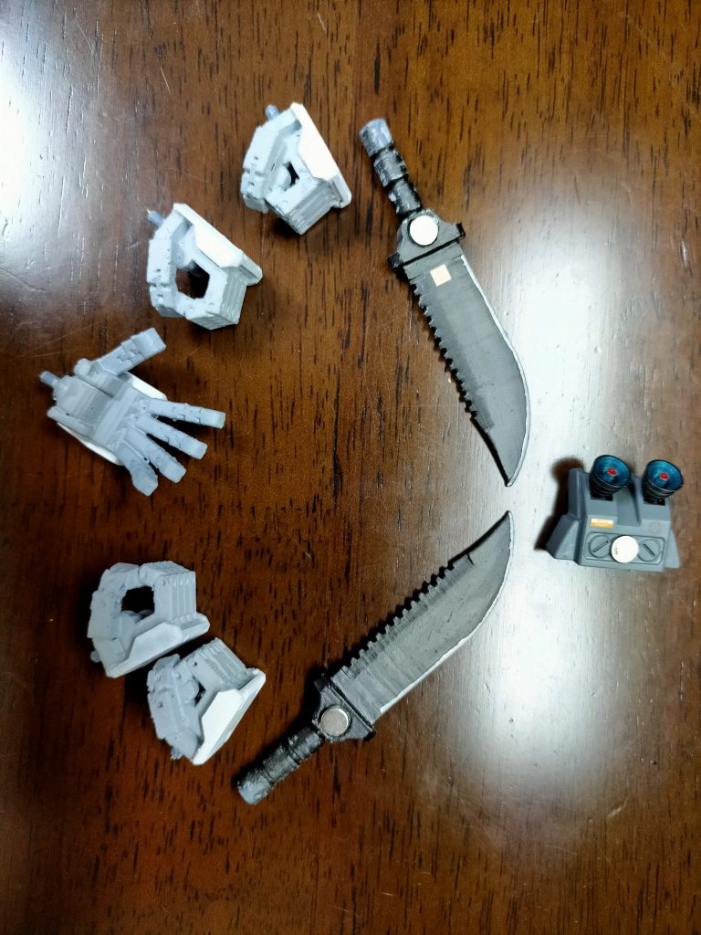 今回3Dプリンターで製作した部品たち。バックパック部はスラスターのみ製作しました。肩アーマーも作ったのですが、外すのが面倒なので写っていません。積層痕をちゃんと消していないのでガタガタです。UV型のプリンターが欲しいです。