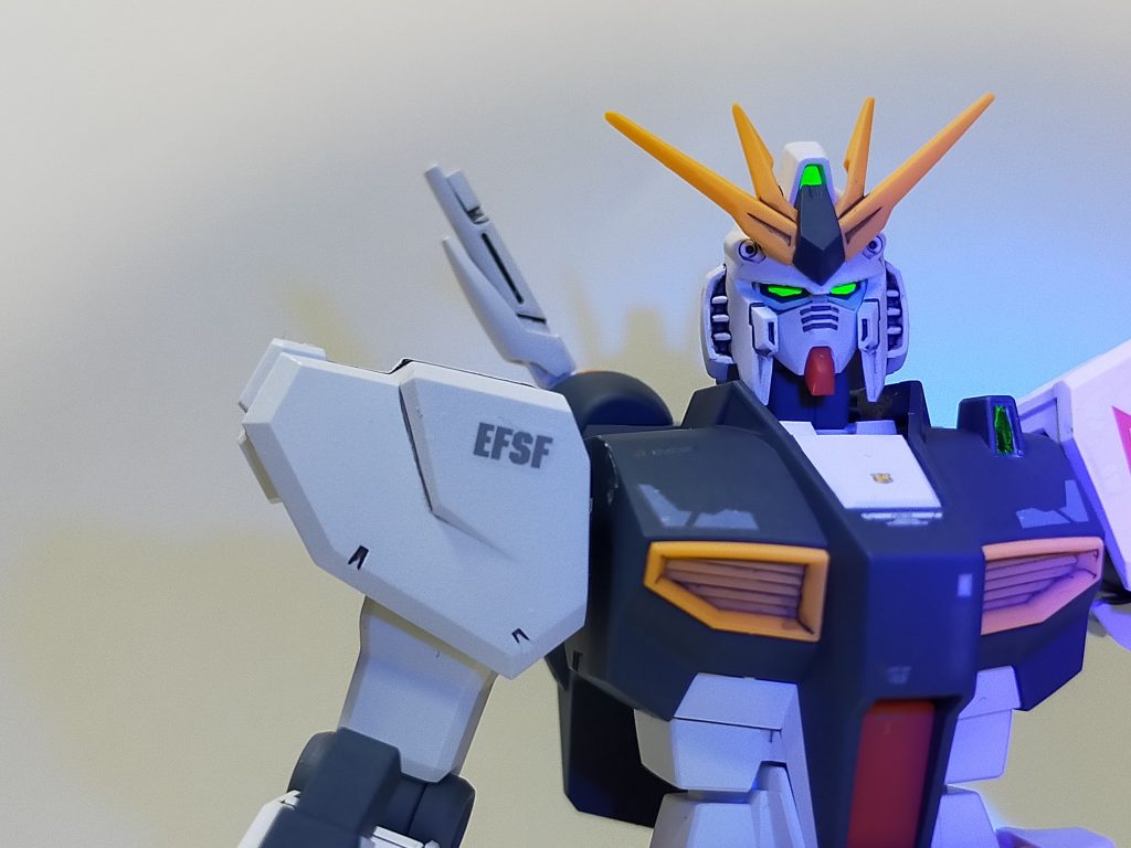 カメラアイは蛍光塗装